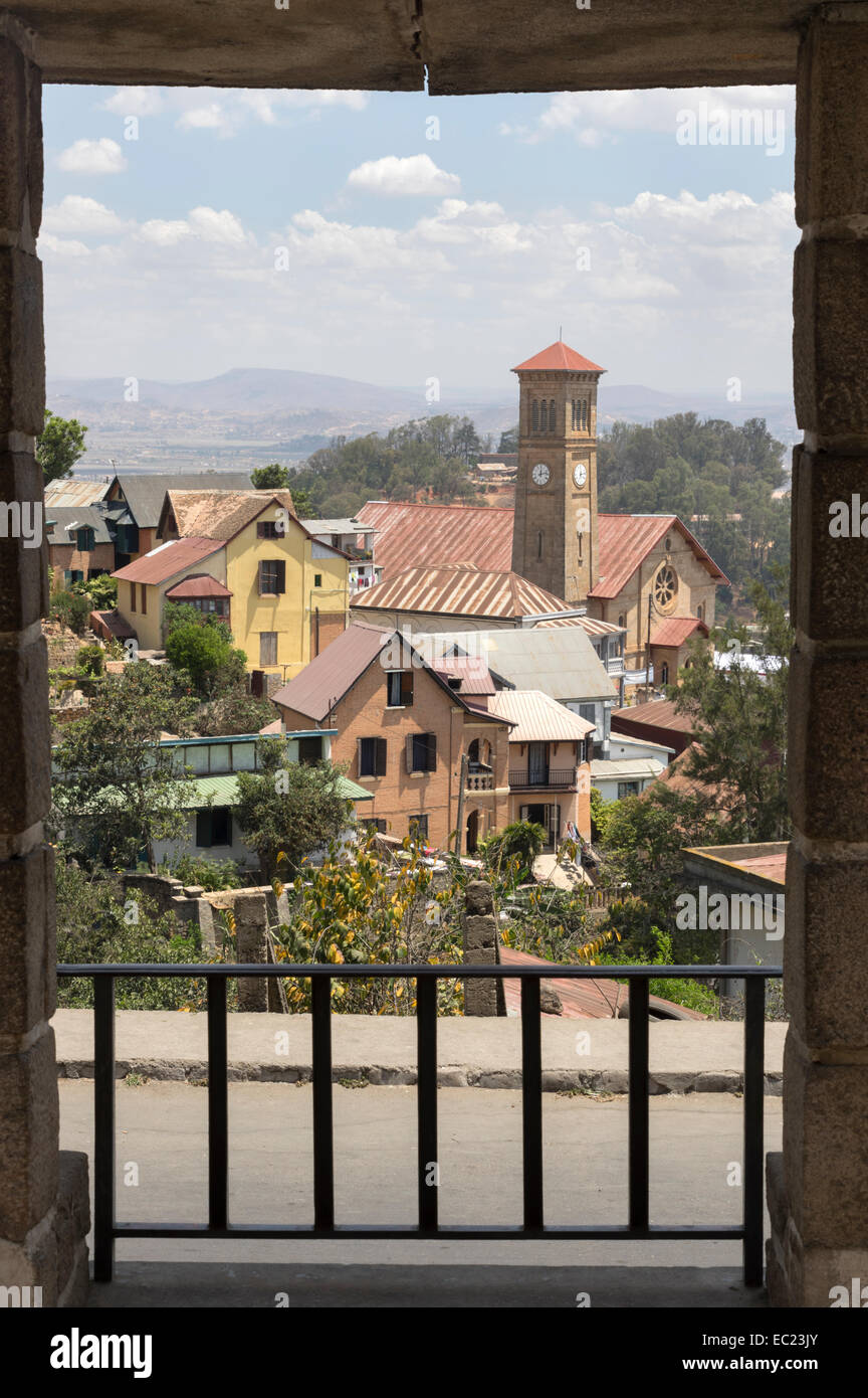 Edifici di Antananarivo in Madagascar fotogrammi in un arco di pietra Foto Stock