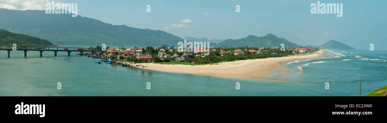 Vista panoramica di Lang Co da Hai Van Pass, Vietnam Foto Stock
