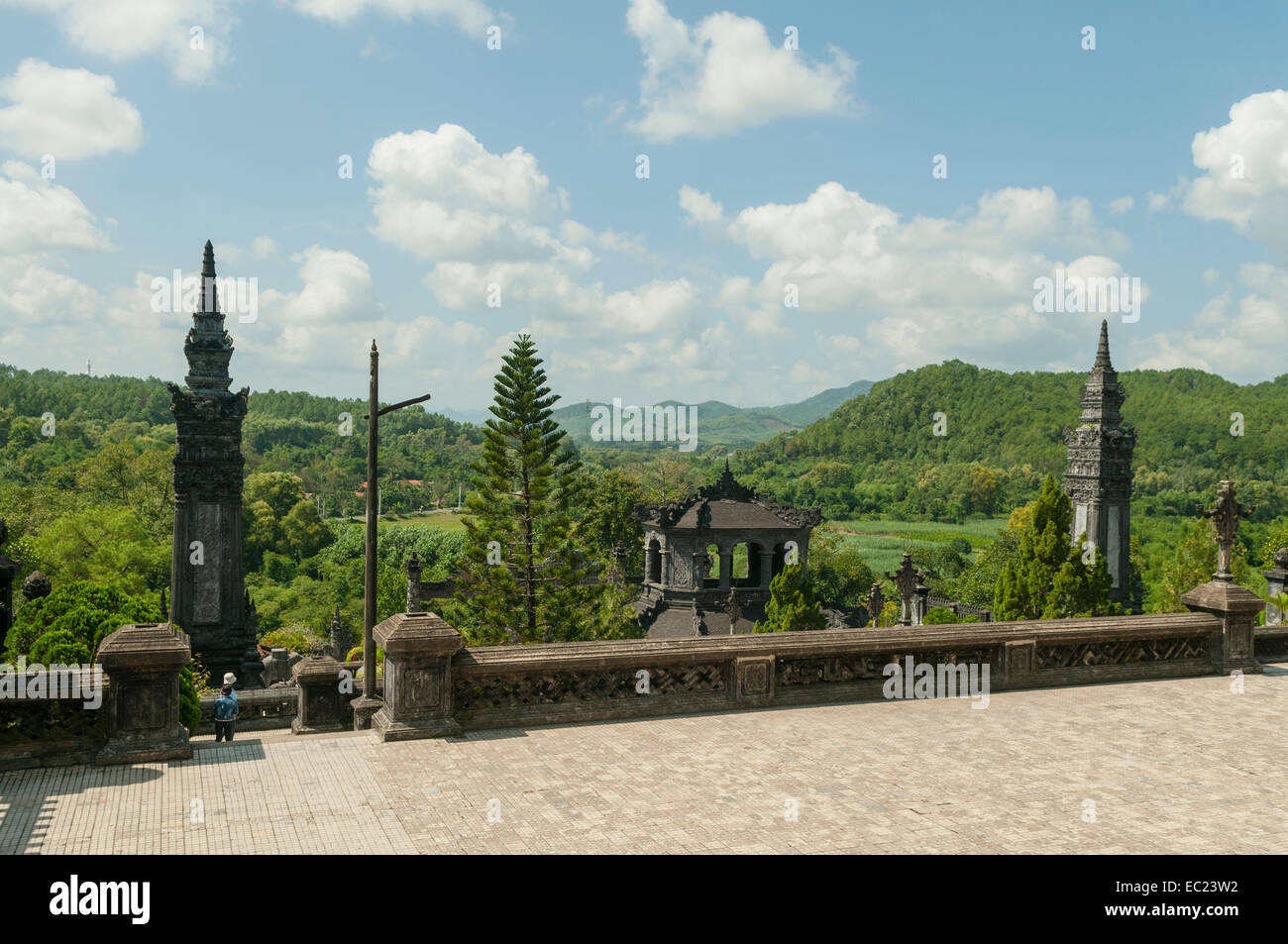 Vista da Thien Dinh Palace vicino a tonalità, Vietnam Foto Stock