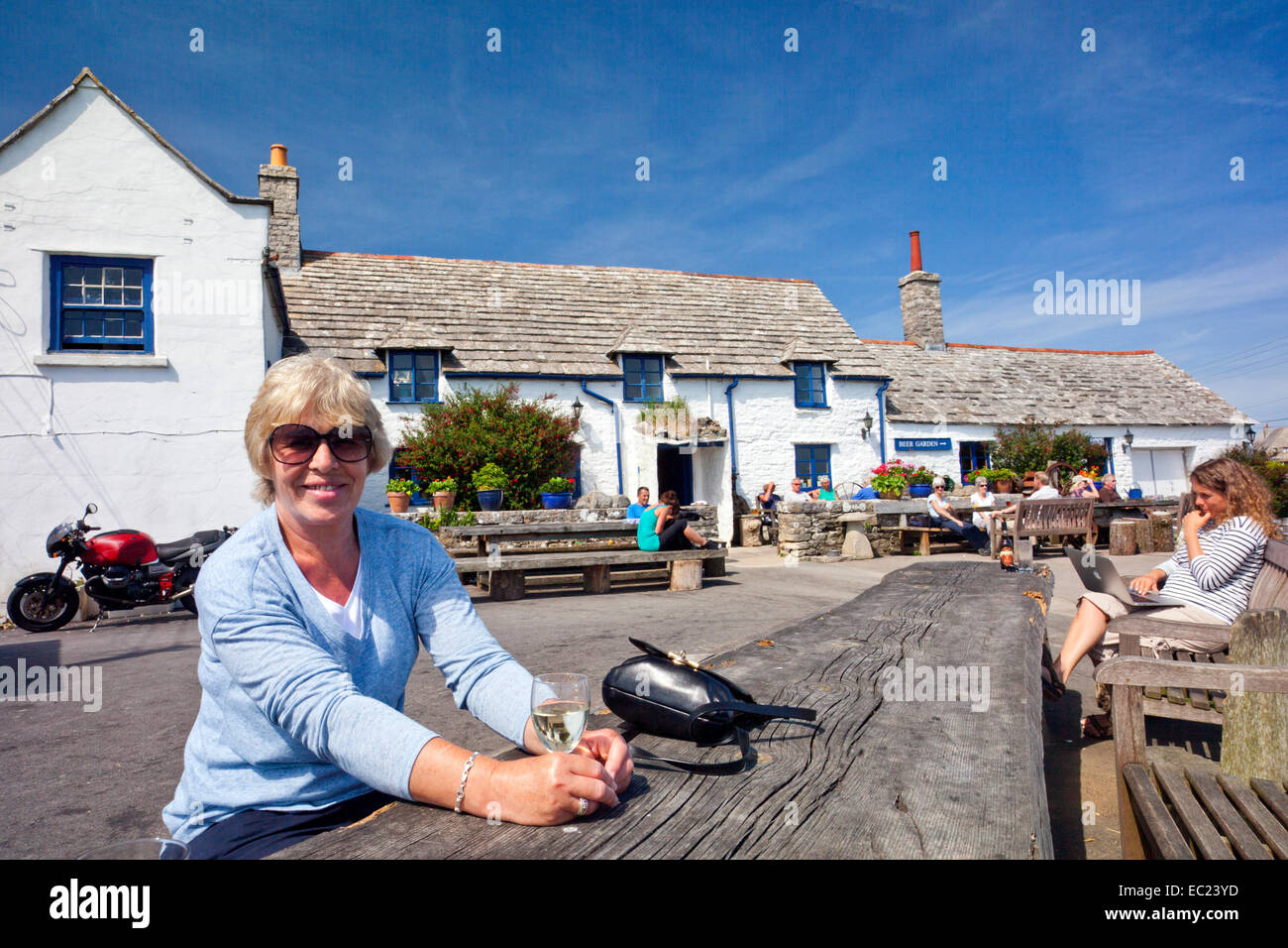 Il cliente gode di un bicchiere di vino presso la piazza e bussola pub di campagna del Dorset village of Worth Matravers England Regno Unito Foto Stock