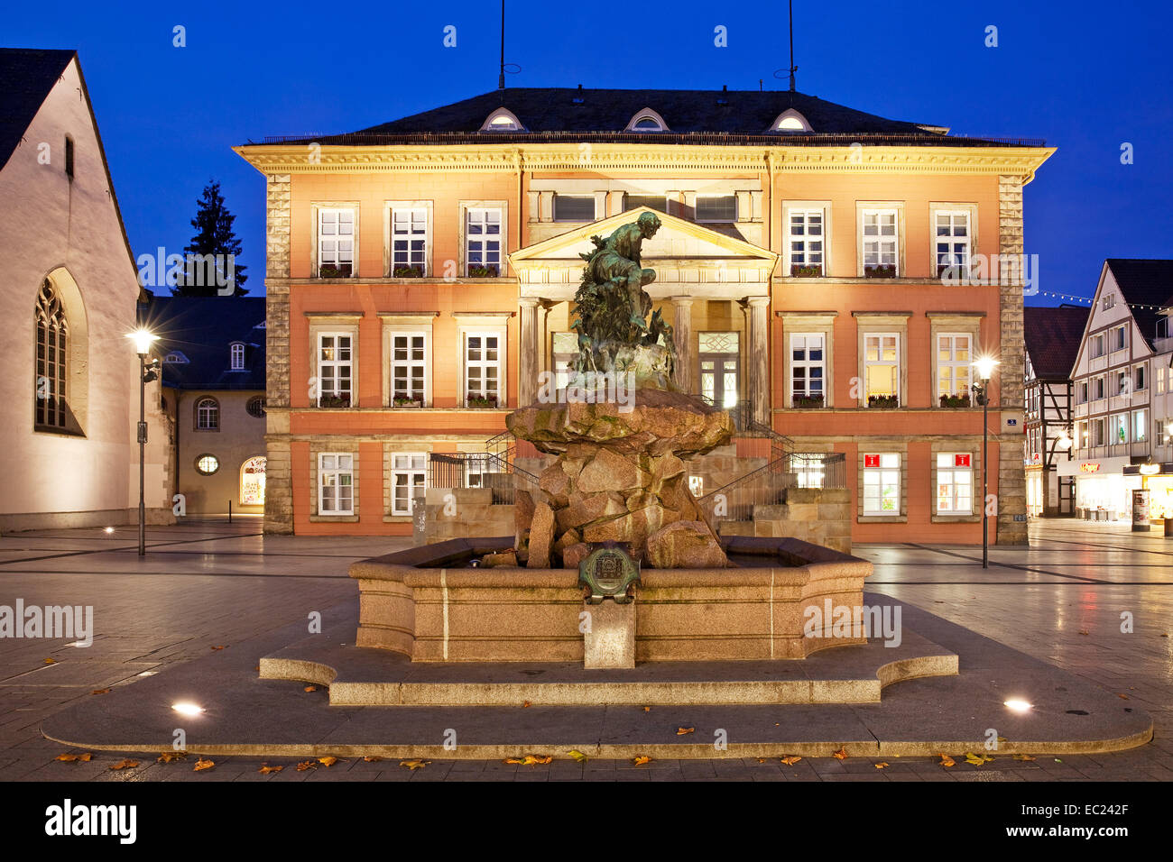 La fontana e il Municipio, Detmold e Renania settentrionale-Vestfalia, Germania Foto Stock