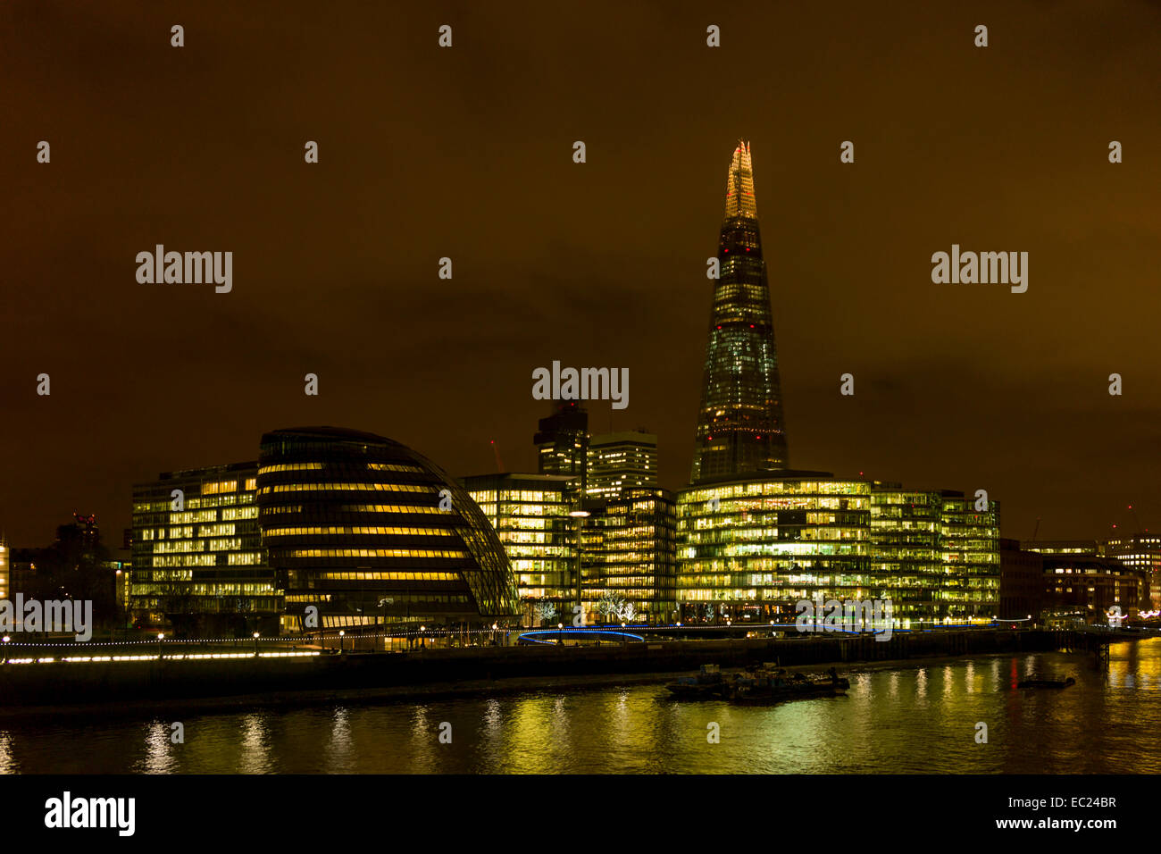 Riverside, la City Hall e la Shard illuminata di notte a Londra Foto Stock