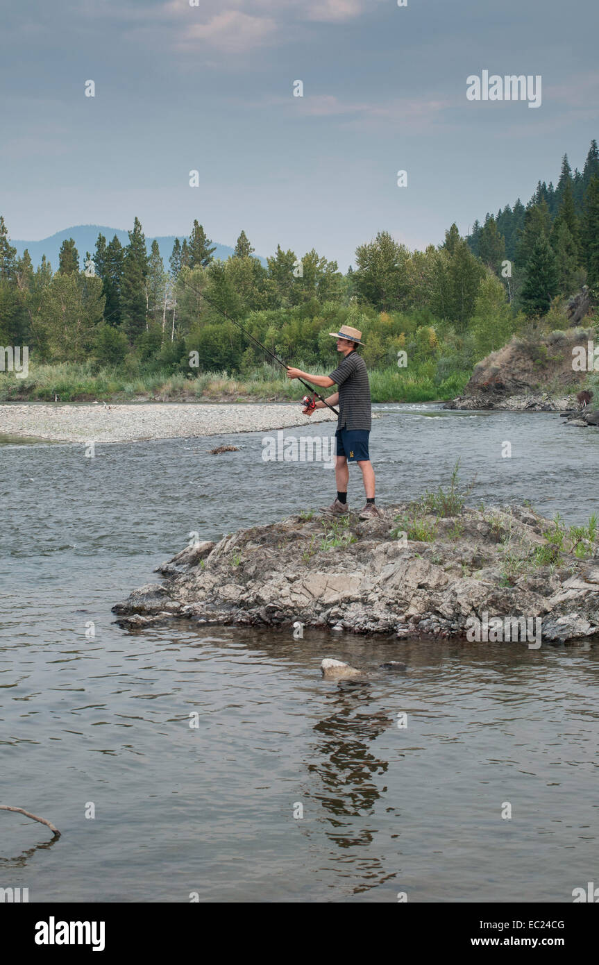 L'uomo la pesca sul fiume Nicola, nella valle di Nicola British Columbia Foto Stock