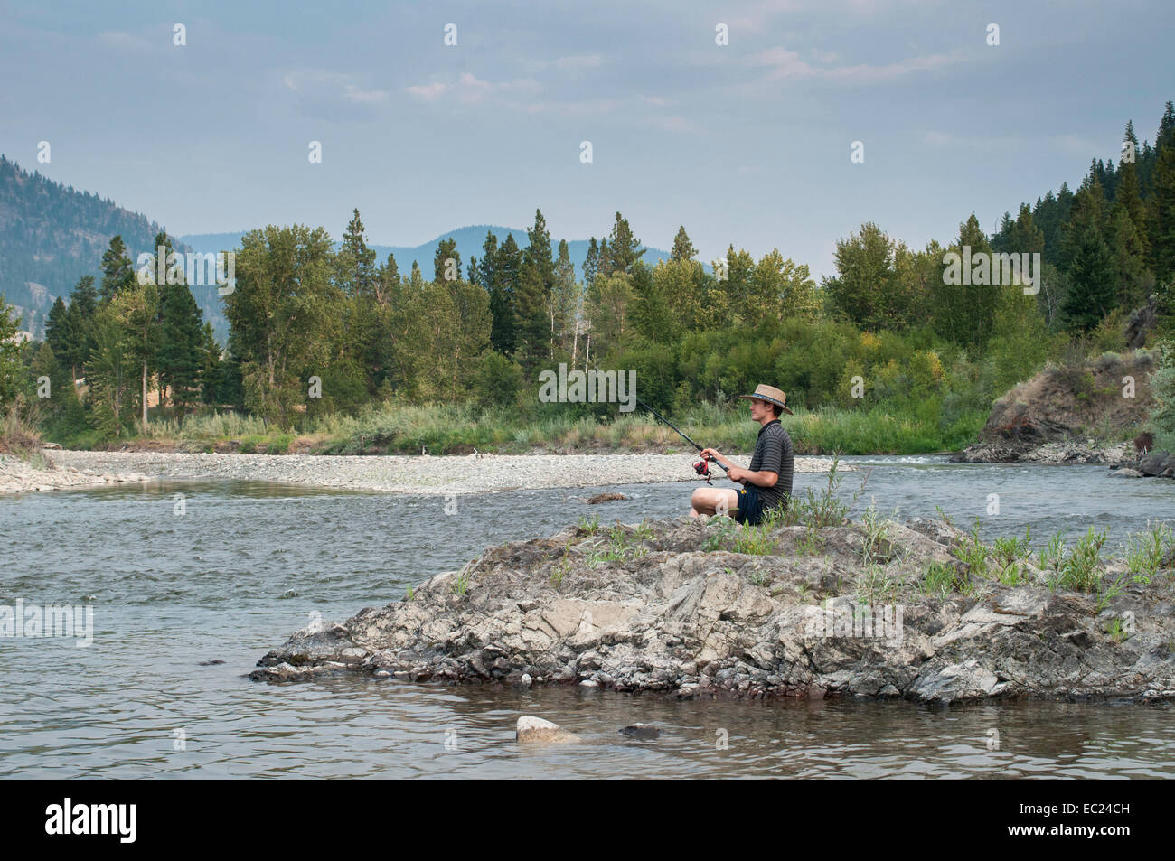 L'uomo la pesca sul fiume Nicola, nella valle di Nicola British Columbia Foto Stock