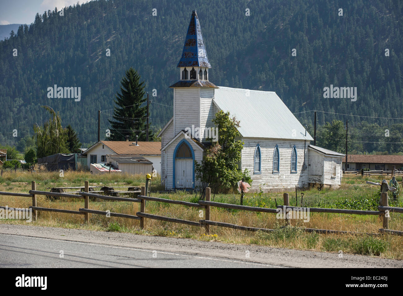 Vecchia camera una chiesa in legno con il campanile si trova nella valle di Nicola, British Columbia. Foto Stock