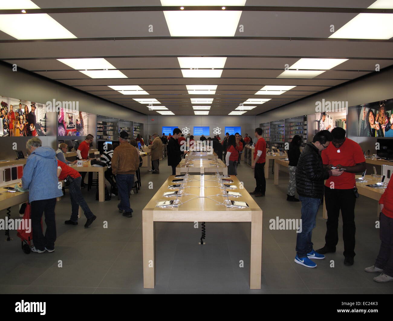 L'interno di un Apple negozio di elettronica di consumo che mostra gli ipad e altri prodotti sul display Foto Stock