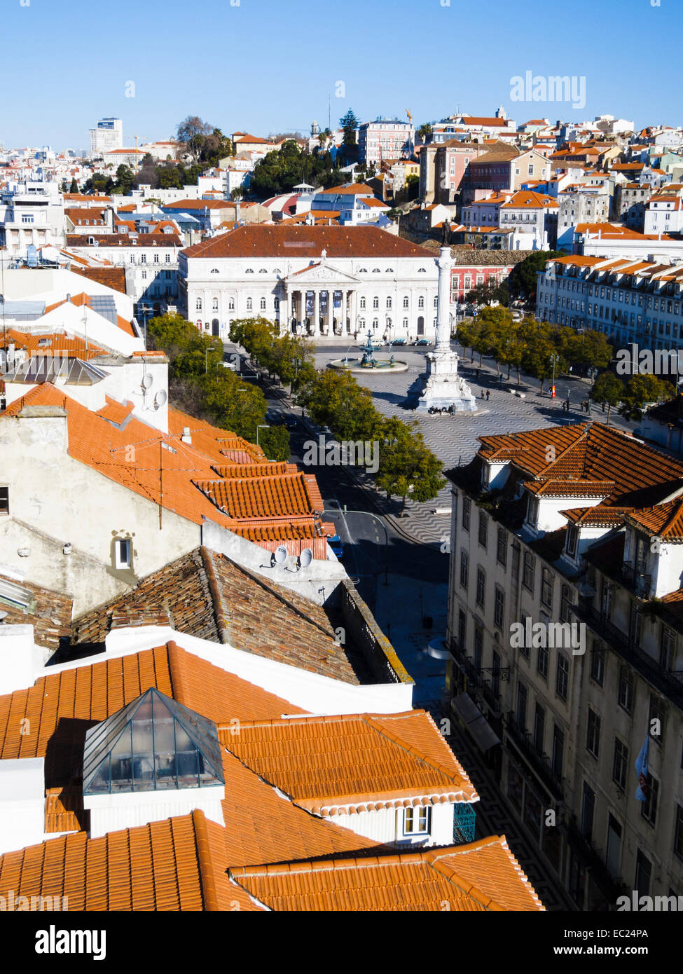 Vista sulla Praça de Dom Pedro IV (Piazza Rossio) da Elevador de Santa Justa. Lisbona, Portogallo. Foto Stock