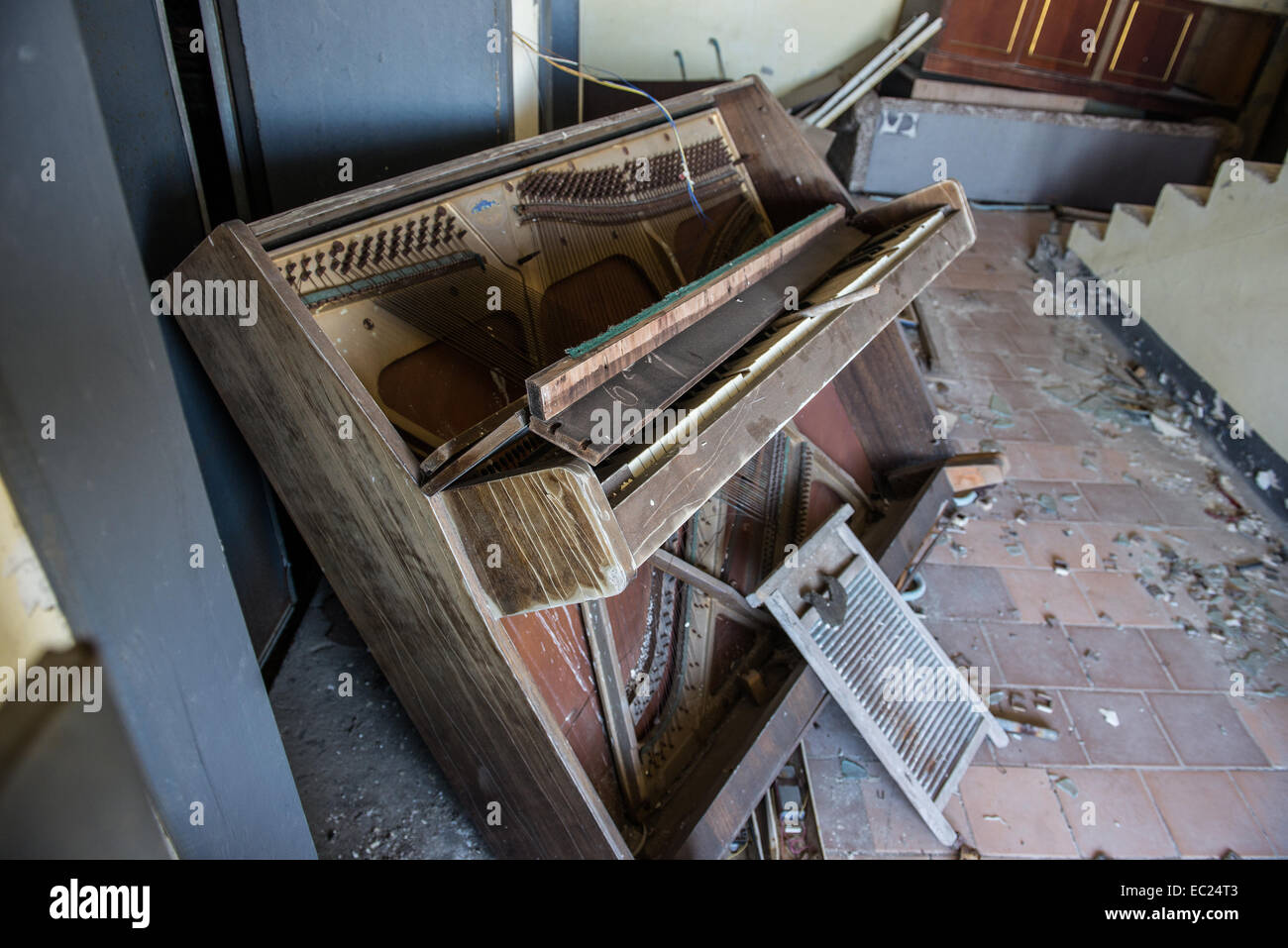 Il pianoforte in 16 piani di blocco di appartamenti tetto su eroi di Stalingrado St in pripjat città abbandonate Chernobyl Zona di esclusione, Ucraina Foto Stock