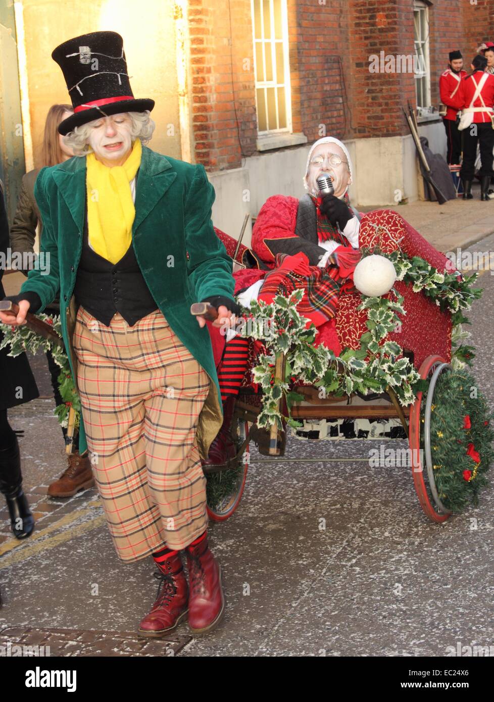 Attori sconosciuti la riproduzione di parti di victorians al Natale annuale festival vittoriano in Portsmouth dockyard Foto Stock