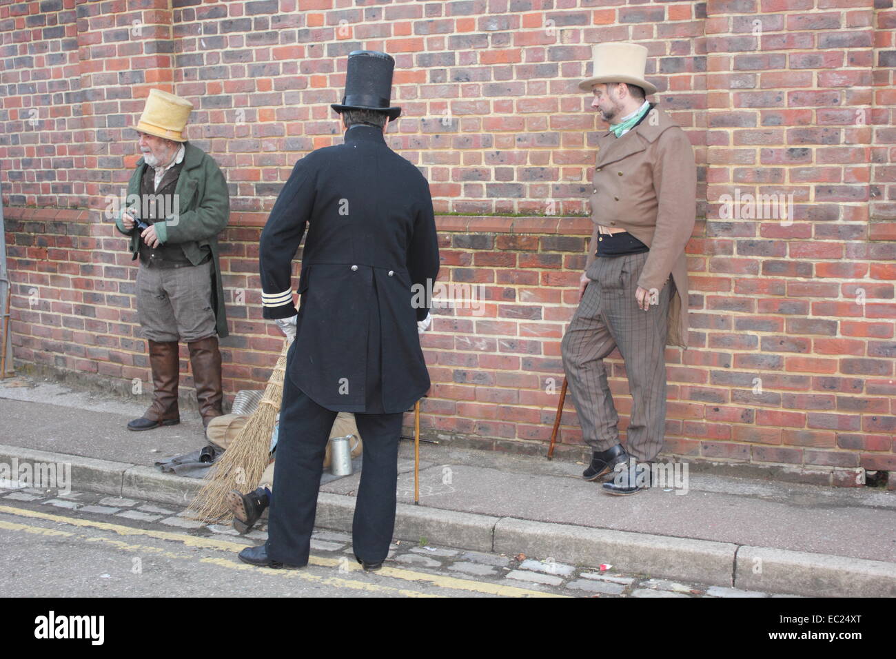 Attori sconosciuti la riproduzione di parti di victorians al Natale annuale festival vittoriano in Portsmouth dockyard, Inghilterra Foto Stock