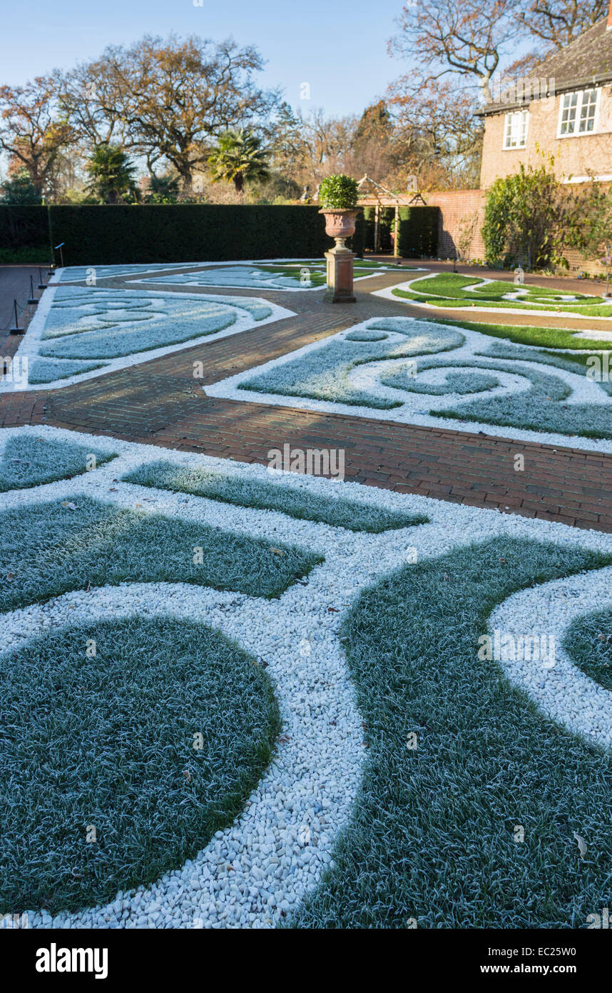 Giardino murato a RHS Gardens, Wisley, Surrey, Regno Unito con l'erba in zone d'ombra bianca con gelo in una fredda giornata invernale Foto Stock