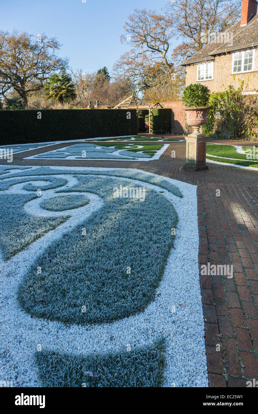 Giardino murato a RHS Gardens, Wisley, Surrey, Regno Unito con l'erba in zone d'ombra bianca con gelo in una fredda giornata invernale Foto Stock