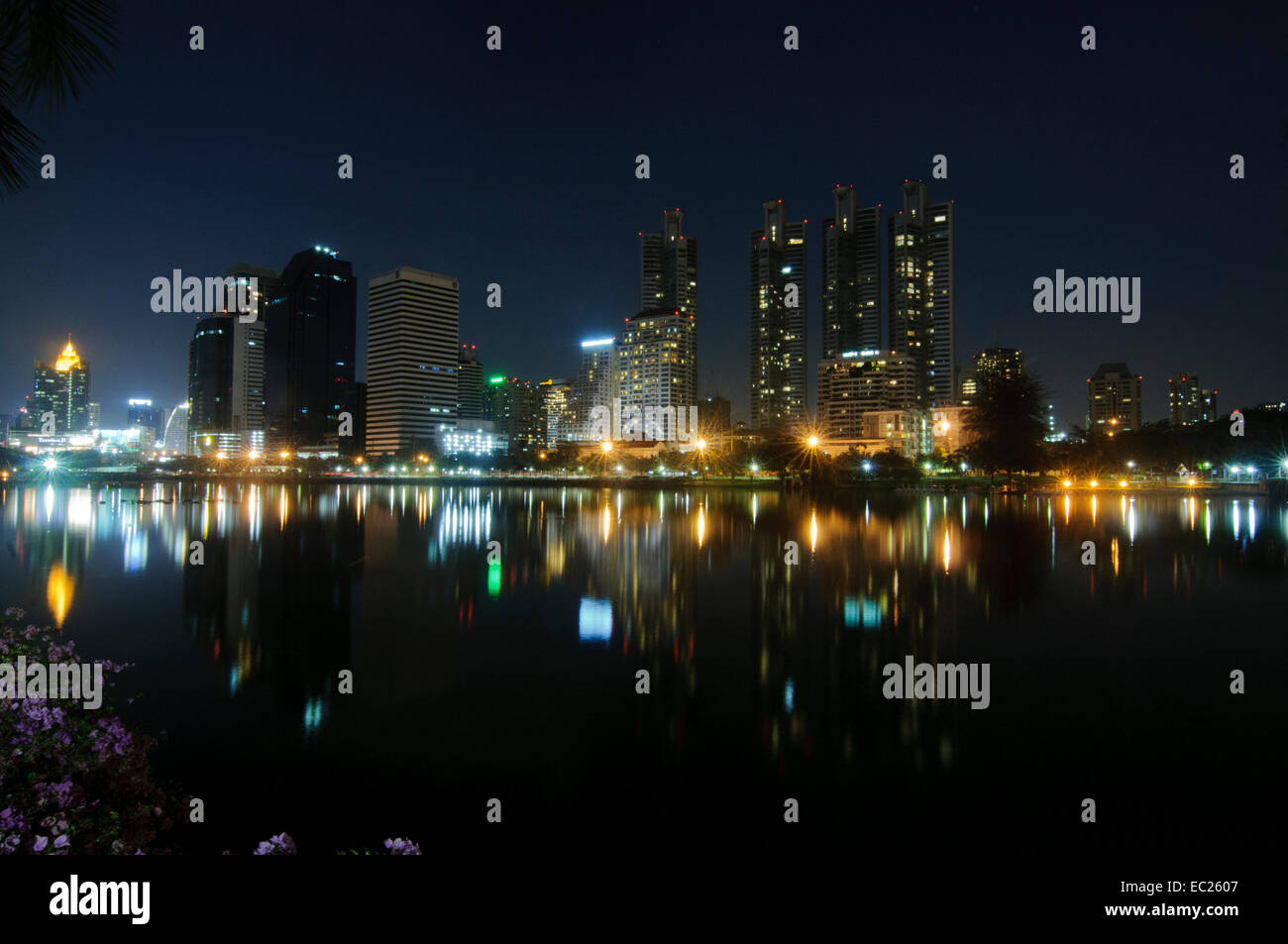 Vista della Città di Bangkok di notte a Bangkok, in Thailandia Foto Stock