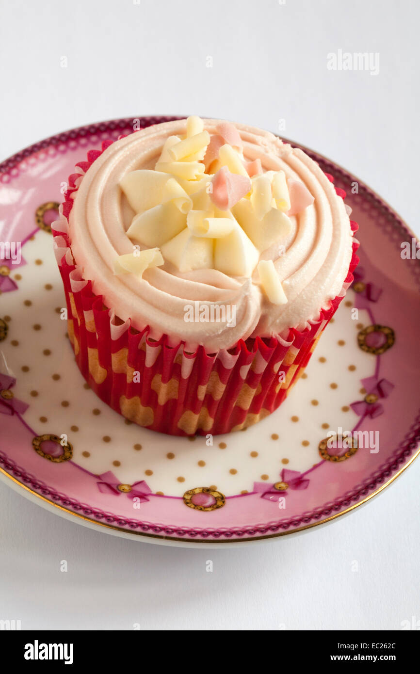 Fragole & Panna cupcake su piastra su sfondo bianco Foto Stock