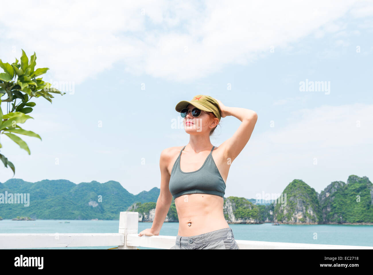 Tourist godendo il paesaggio con le montagne calcaree. La Baia di Ha Long, Vietnam Foto Stock