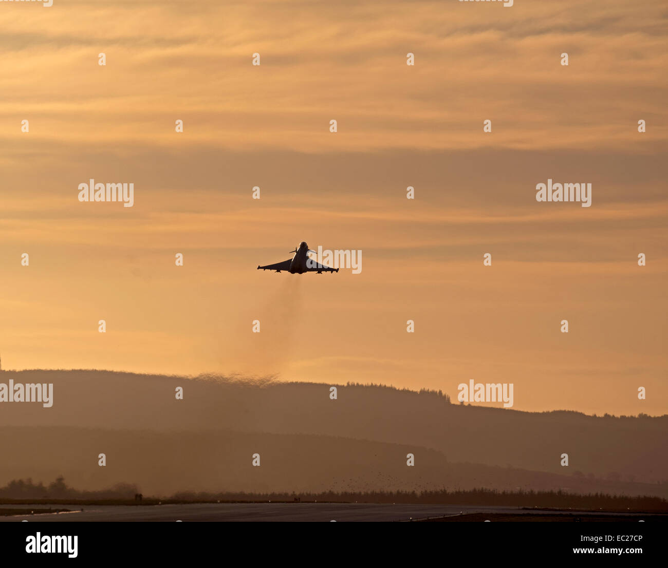 Serata di decollo per un Eurofighter Typhoon Jet a RAF Lossiemouth, Morashire, Scozia. SCO 9298 Foto Stock