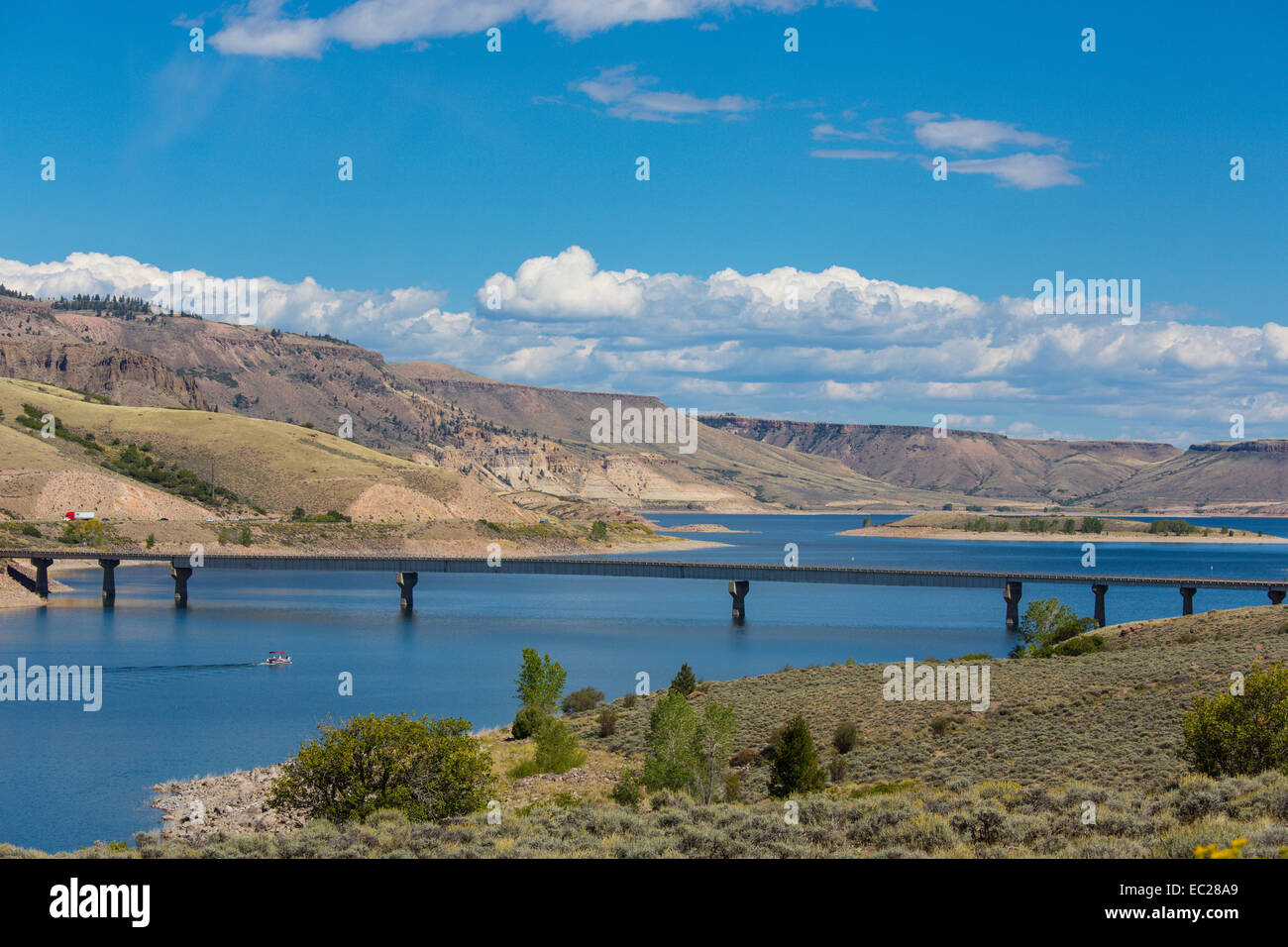 Ponte sul fiume Gunnison lungo la Route 50 nelle Montagne Rocciose del Colorado Foto Stock