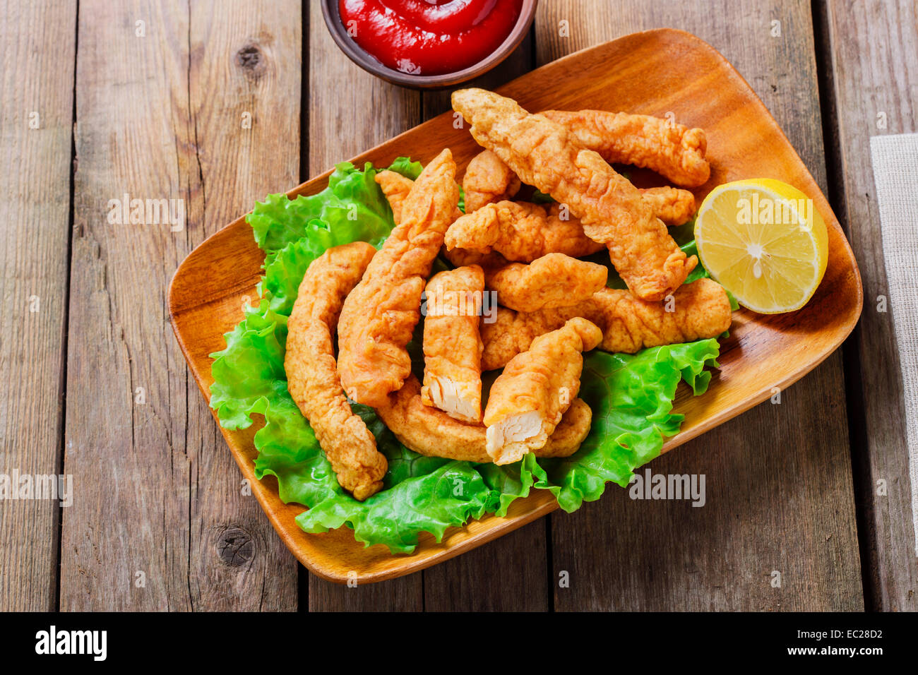 Bastoncini di Pollo Impanato con il limone Foto Stock