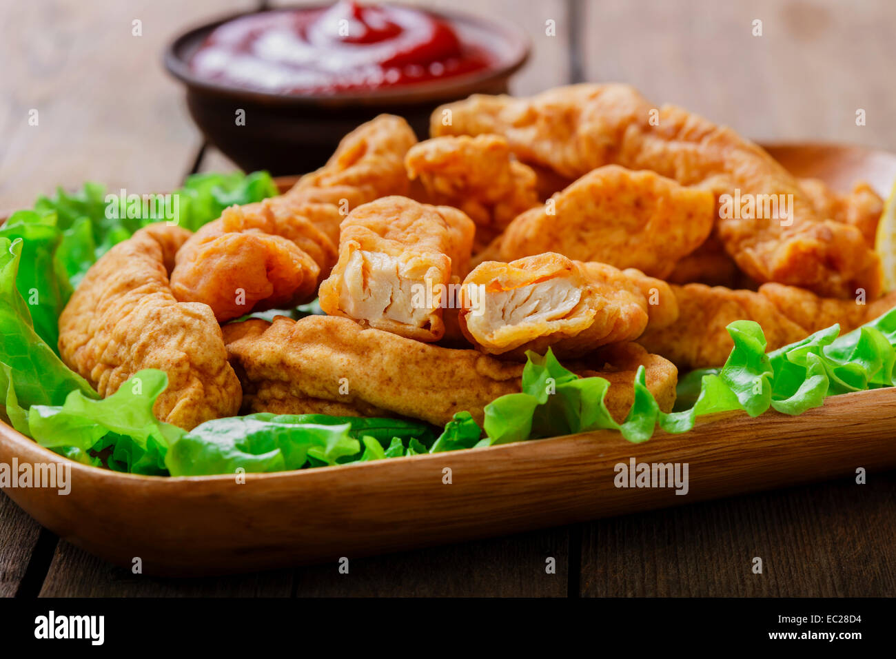 Bastoncini di Pollo Impanato con il limone Foto Stock