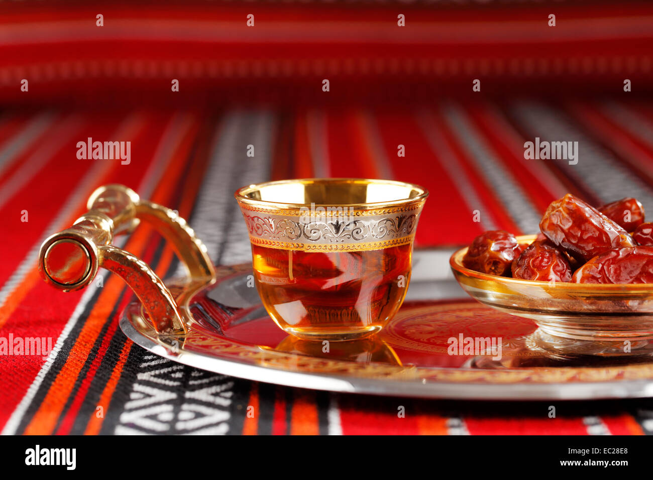 Iconico Abrian tessuto con tè arabo e date simboleggiano ospitalità araba Foto Stock