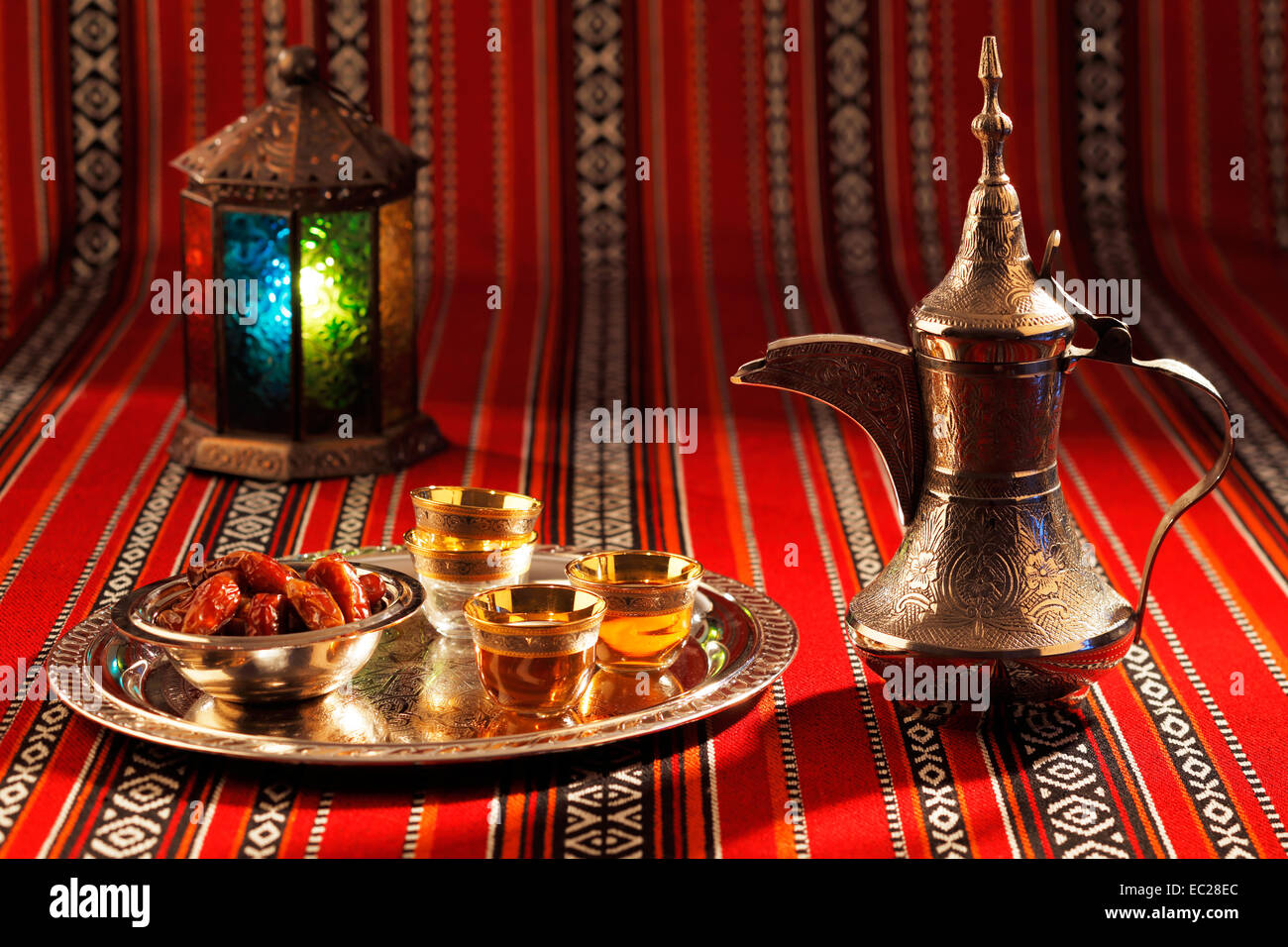 Iconico Abrian tessuto con tè arabo e date simboleggiano ospitalità araba Foto Stock