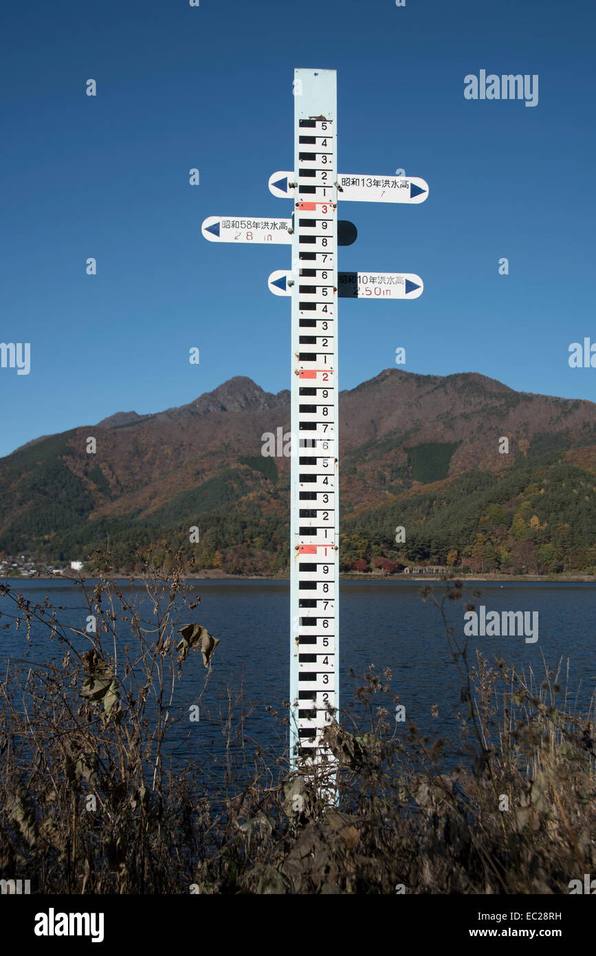 Indicatore del livello dell'acqua sul Lago Kawaguchi, Giappone. Foto Stock