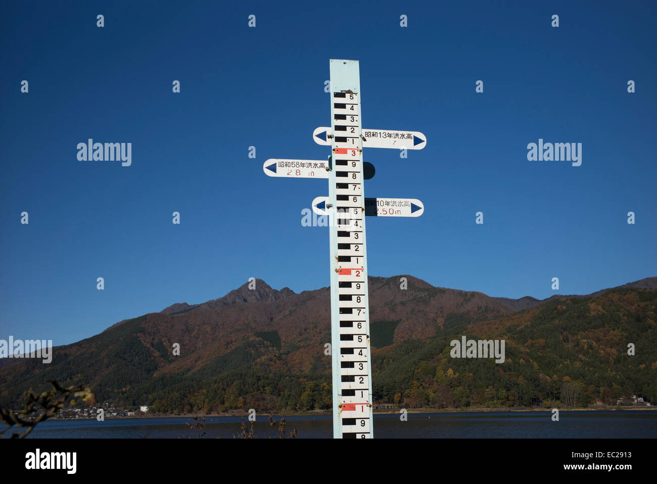 Indicatore del livello dell'acqua sul Lago Kawaguchi, Giappone. Foto Stock