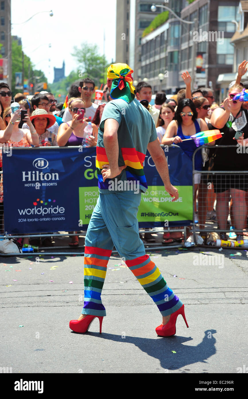 Infermiere in tacchi alti al 2014 World Pride a Toronto. Foto Stock