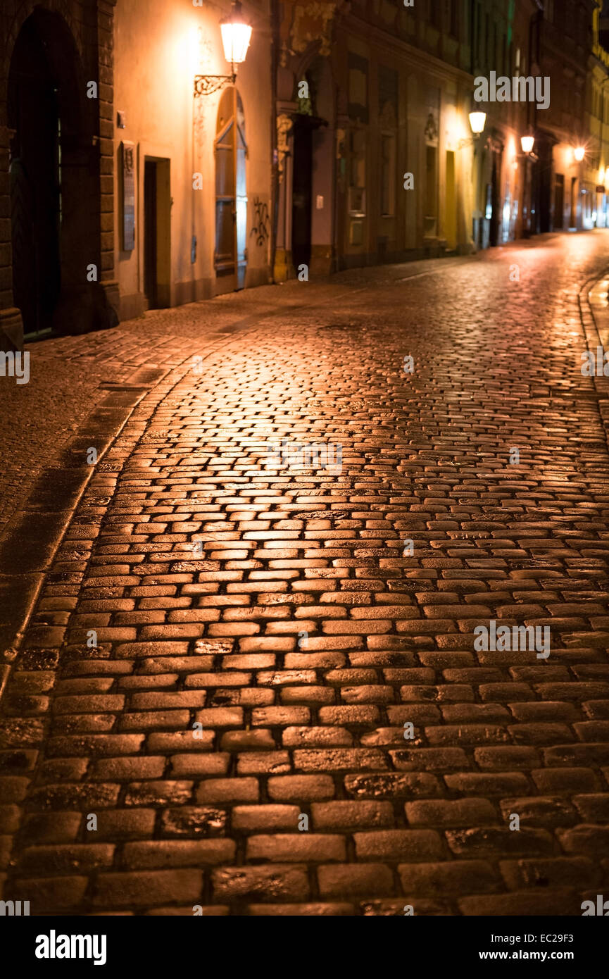 Strada notte a Praga. Repubblica ceca. Nitidezza su un acciottolato Foto Stock