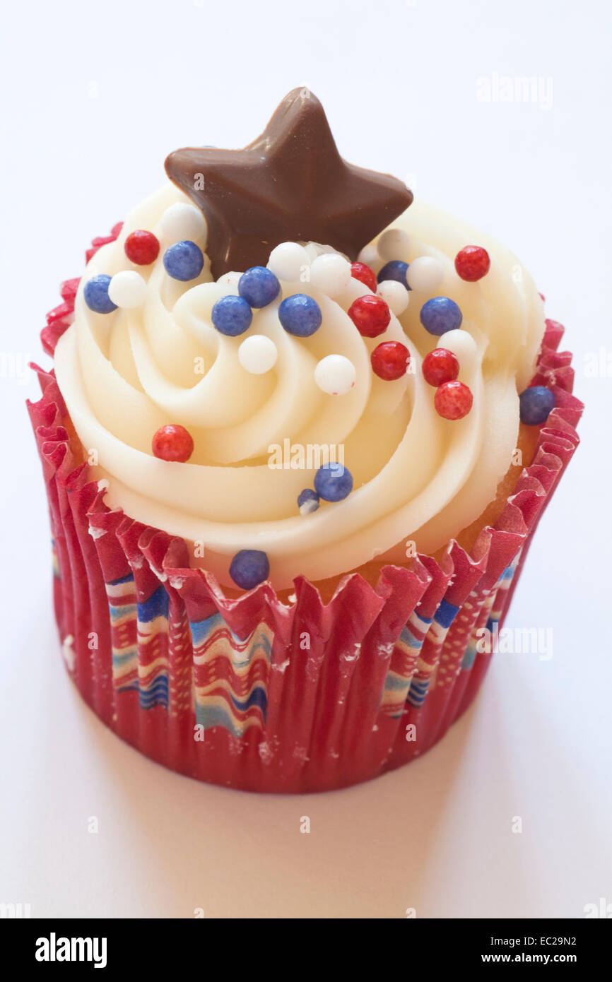 Tortina di cioccolato star, bianco e rosso palle rosse in caso tortina con Union Jack isolati su sfondo bianco Foto Stock