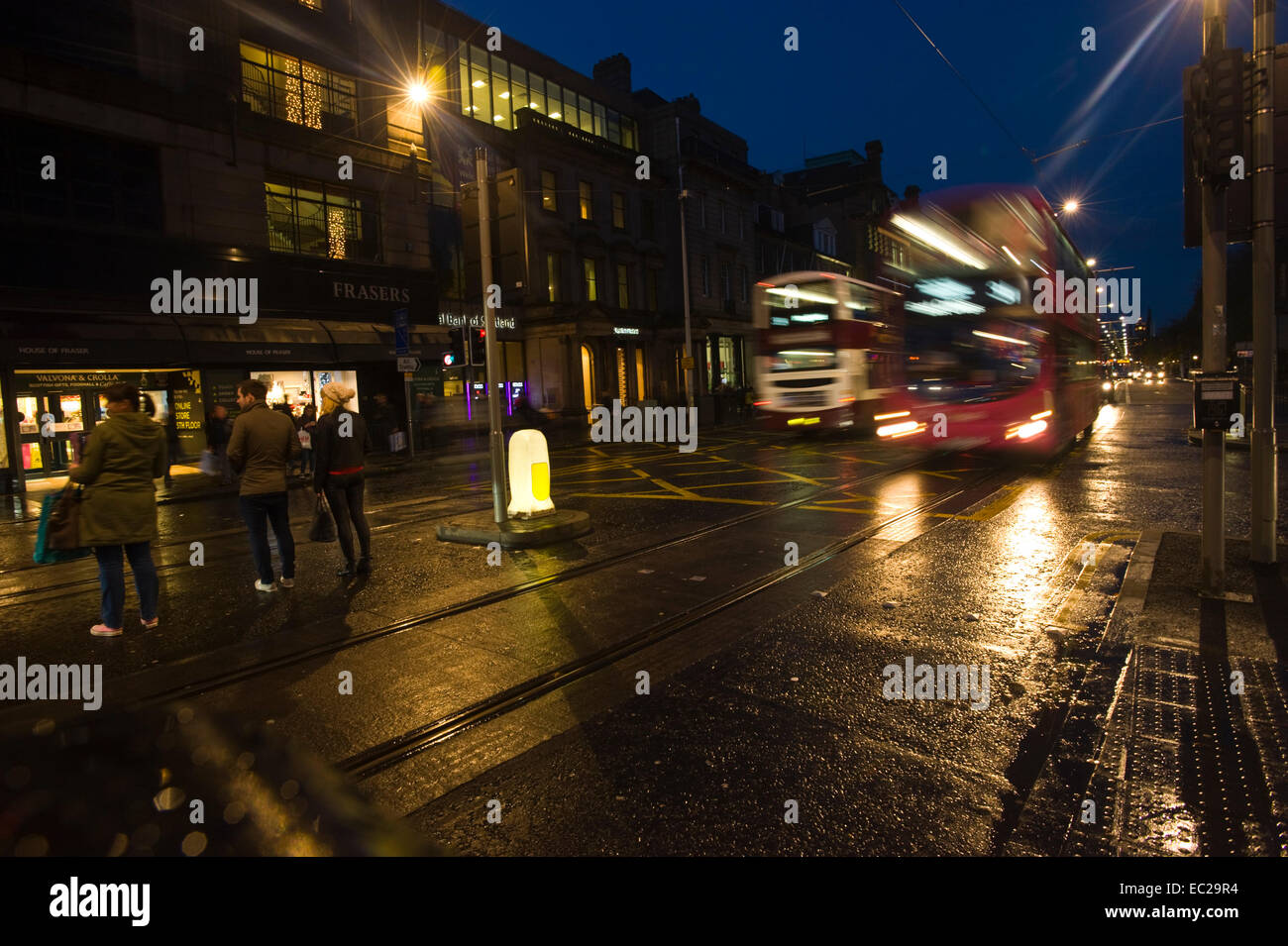 Autobus su Princes Street a notte nel centro della città di Edimburgo Regno Unito Scozia Foto Stock