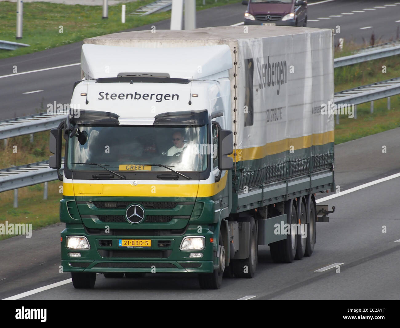 Il Mercedes-Benz Actros 1832 LS è un autocarro per impieghi gravosi progettato per il trasporto e la distribuzione su lunghe distanze. Utilizzato da Steenbergen Distributie, questo dumper offre affidabilità ed efficienza per il trasporto commerciale, con caratteristiche avanzate di sicurezza e comfort per la guida su lunghe distanze. Foto Stock
