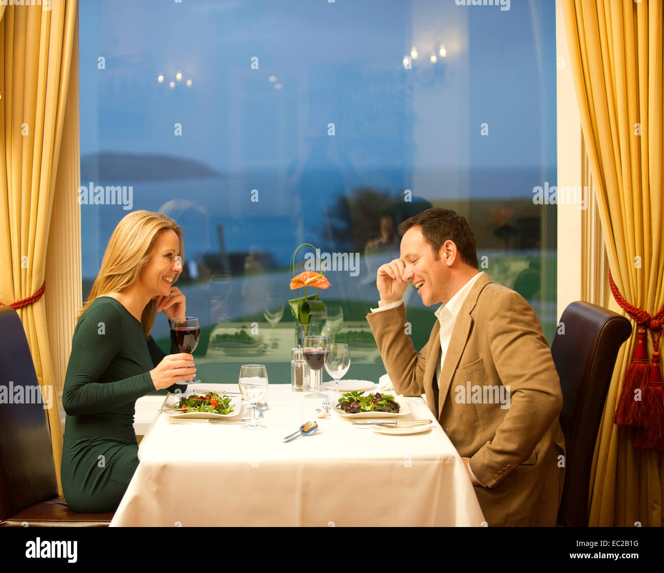 Una coppia avente un romantico pasto serale Foto Stock