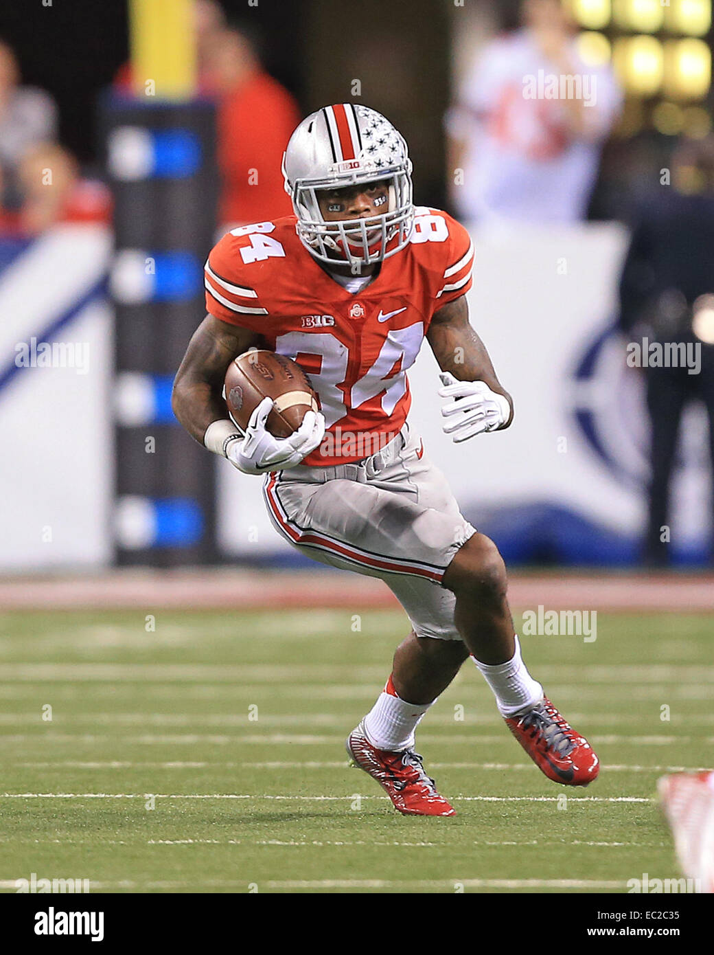 Indianapolis NEGLI STATI UNITI. 06 dic 2014. Ohio State Buckeyes wide receiver Corey Smith (84) in azione durante la prima metà del NCAA Big 10 Campionato partita di calcio tra il Wisconsin Badgers e la Ohio State Buckeyes a Lucas Oil Stadium di Indianapolis, Indiana. Ohio State sconfitto Wisconsin 59-0. ©2014 Billy Hurst/CSM/Alamy Live News Foto Stock