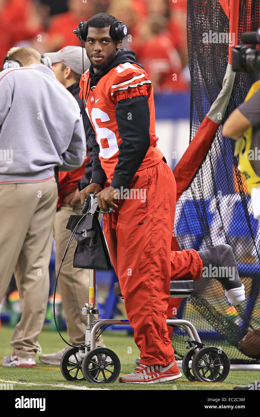 Indianapolis NEGLI STATI UNITI. 06 dic 2014. Ohio State Buckeyes quarterback J.T. Barrett (16) orologi dall'emarginare durante la prima metà del NCAA Big 10 Campionato partita di calcio tra il Wisconsin Badgers e la Ohio State Buckeyes a Lucas Oil Stadium di Indianapolis, Indiana. Ohio State sconfitto Wisconsin 59-0. ©2014 Billy Hurst/CSM/Alamy Live News Foto Stock