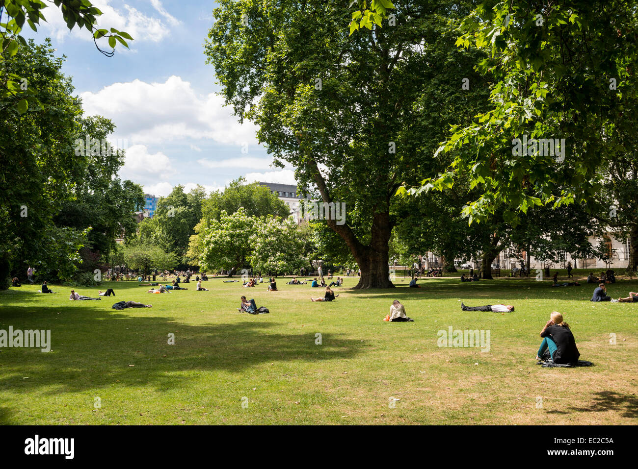 Persone rilassante in Lincoln' s Inn campi, London, Regno Unito Foto Stock