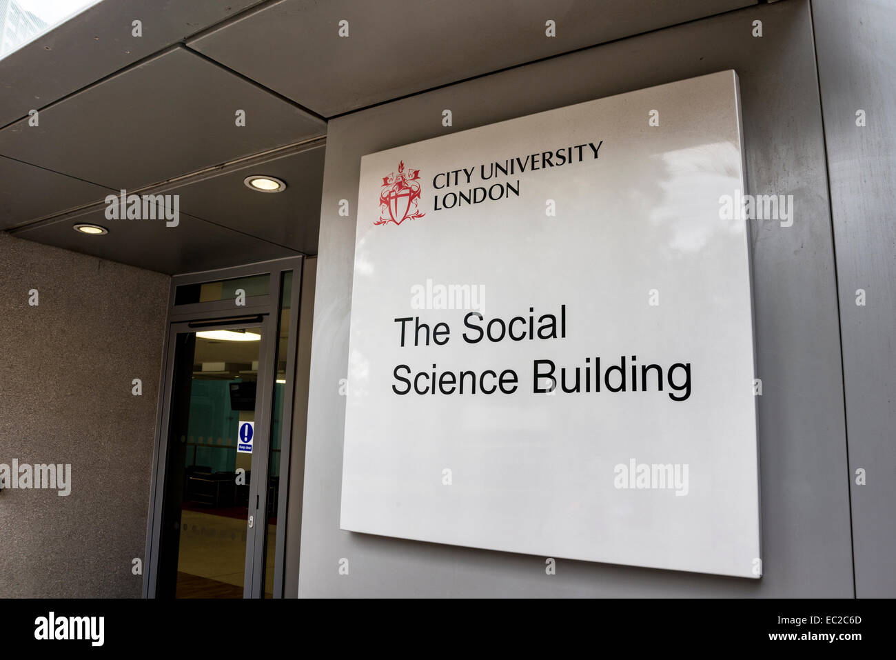 City University di Londra la placca all'ingresso della scienza sociale edificio, London, Regno Unito Foto Stock