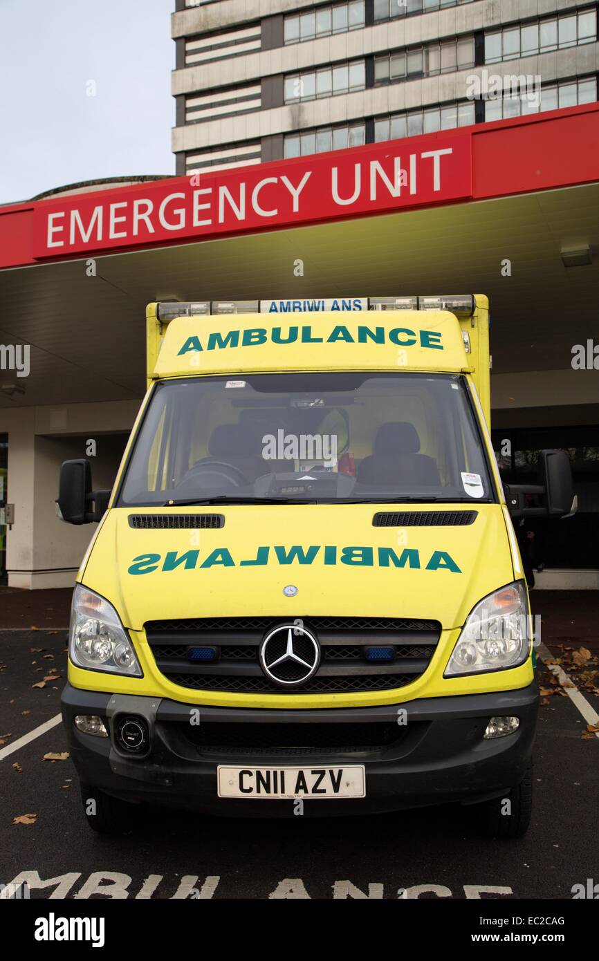 Ambulanza parcheggiata fuori ospedale Foto Stock
