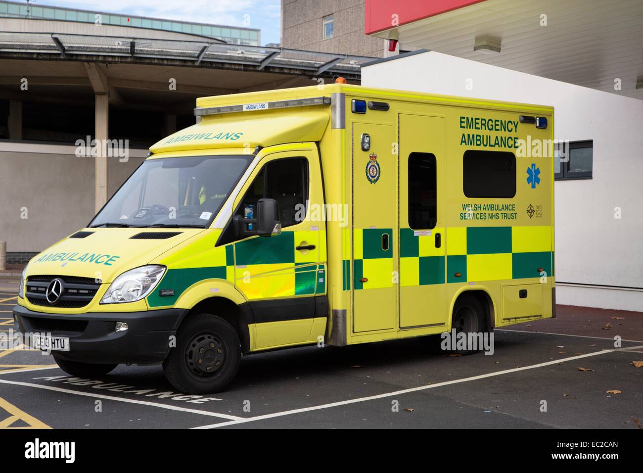 Ambulanza parcheggiata fuori ospedale Foto Stock