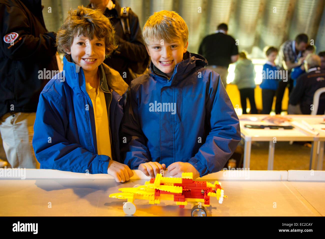 I bambini costruiscono un mondo di LEGO velocità record tentativo auto racing Foto Stock