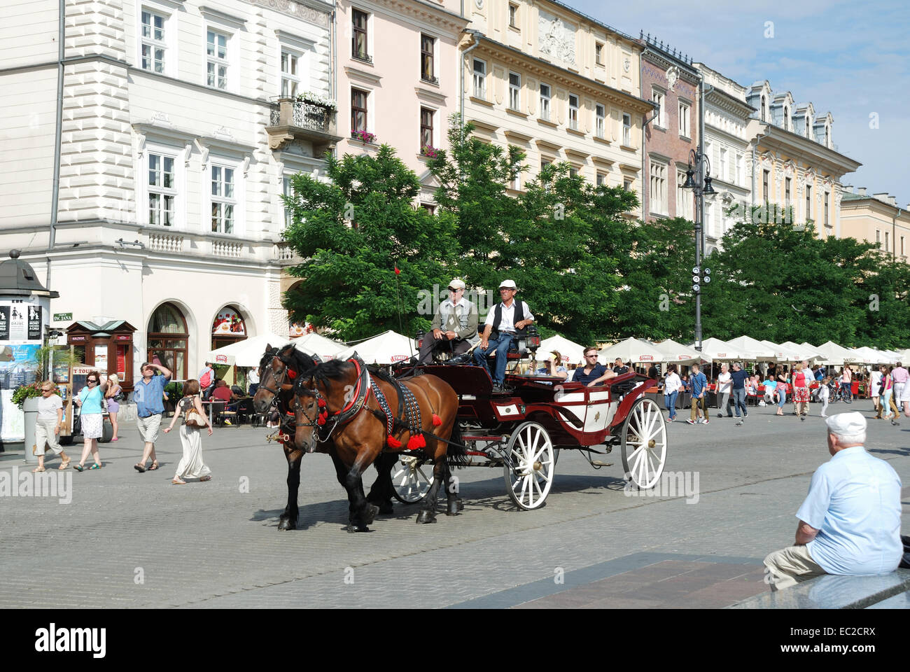 Carrozza a cavallo sul principale mercato di Cracovia in Polonia. Foto Stock