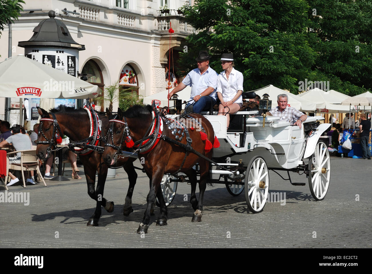 Carrozza a cavallo sul principale mercato di Cracovia in Polonia. Foto Stock