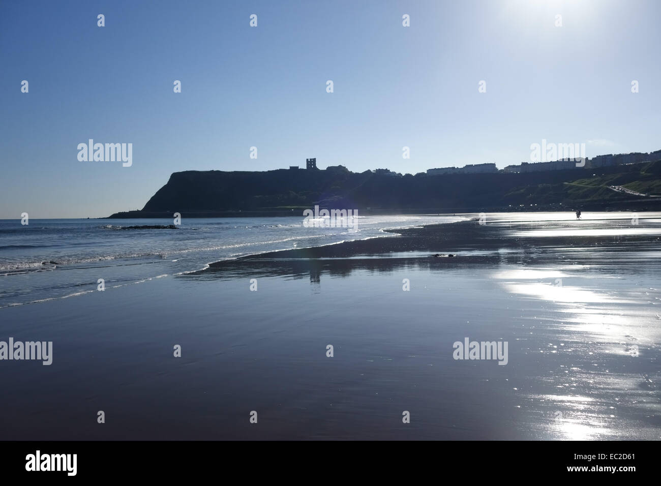 La bassa marea e una grande distesa di sabbia splendente a North Bay a Scarborough sulla costa nord est del North Yorkshire su una multa au Foto Stock