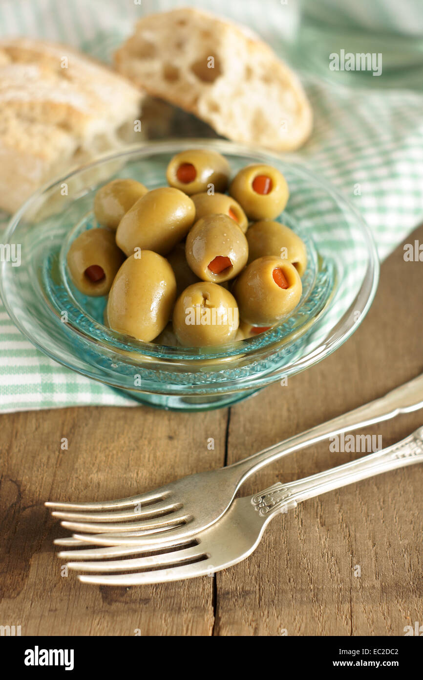 Olive ripiene con pimento Foto Stock