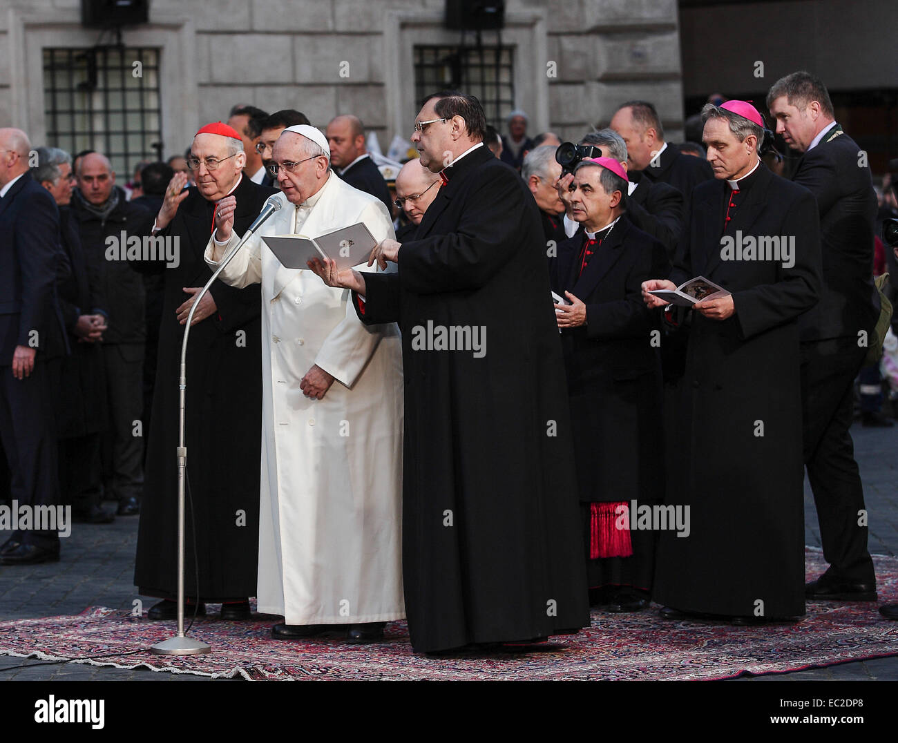Roma, Italia. 8 dicembre, 2014. Papa Francesco celebra l'Immacolata Concezione Credito: Davvero Facile Star/Alamy Live News Foto Stock