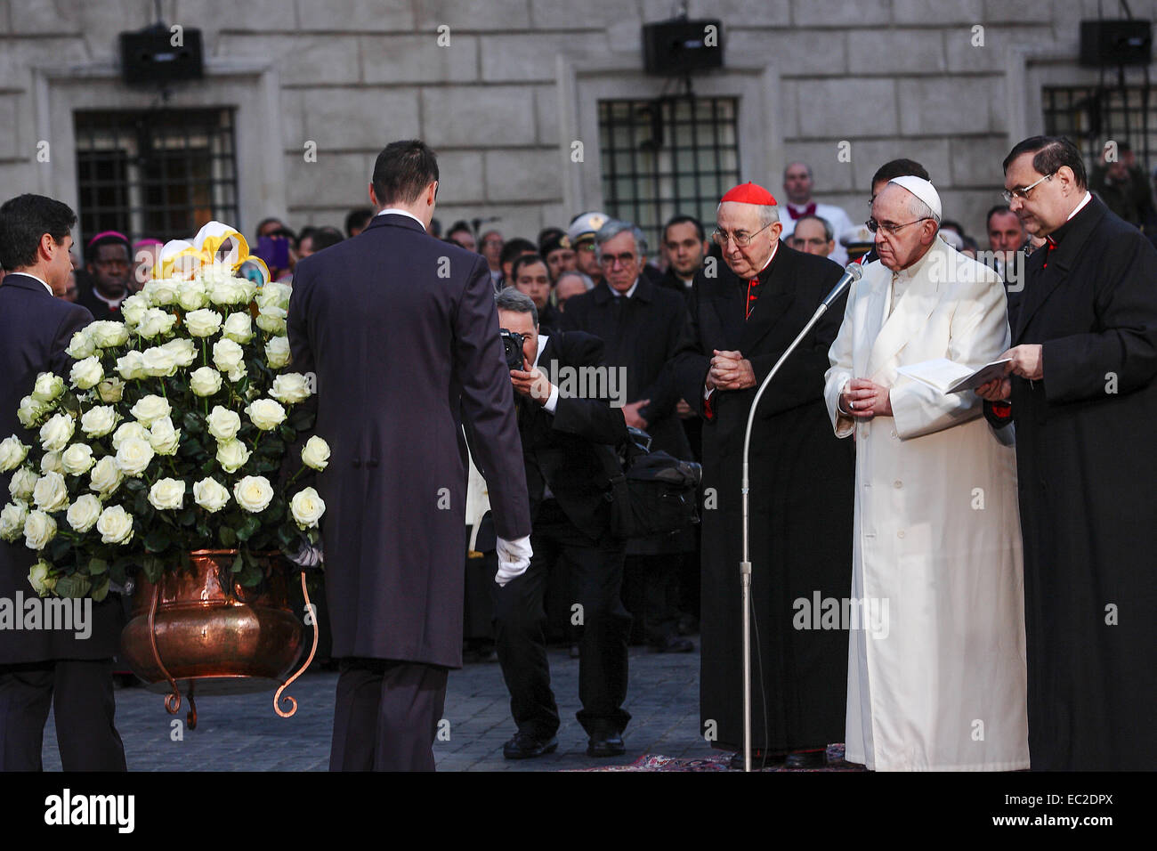 Roma, Italia. 8 dicembre, 2014. Papa Francesco celebra l'Immacolata Concezione Credito: Davvero Facile Star/Alamy Live News Foto Stock