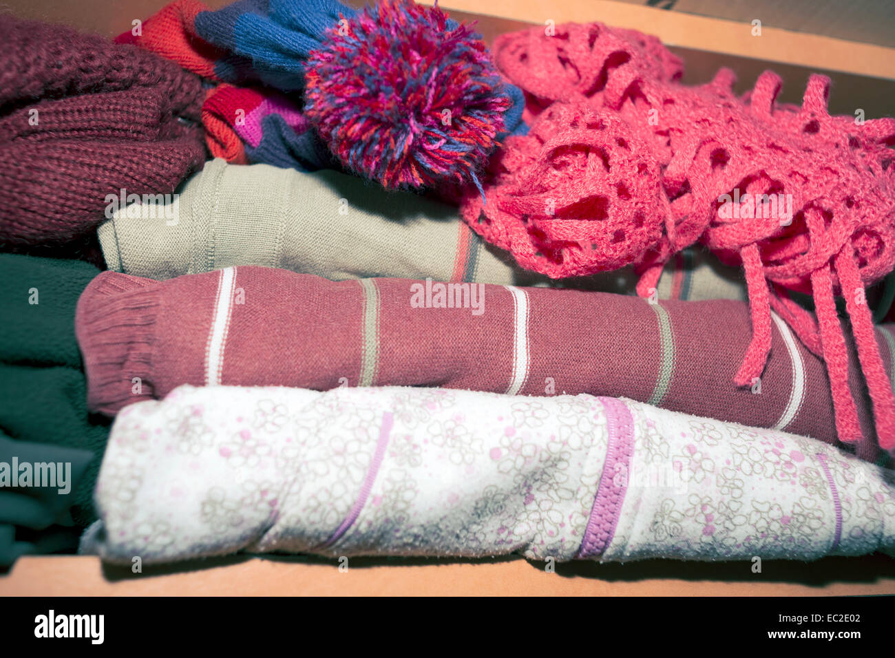 Guardaroba ripiano frammento con diversi capi di abbigliamento invernale Foto Stock