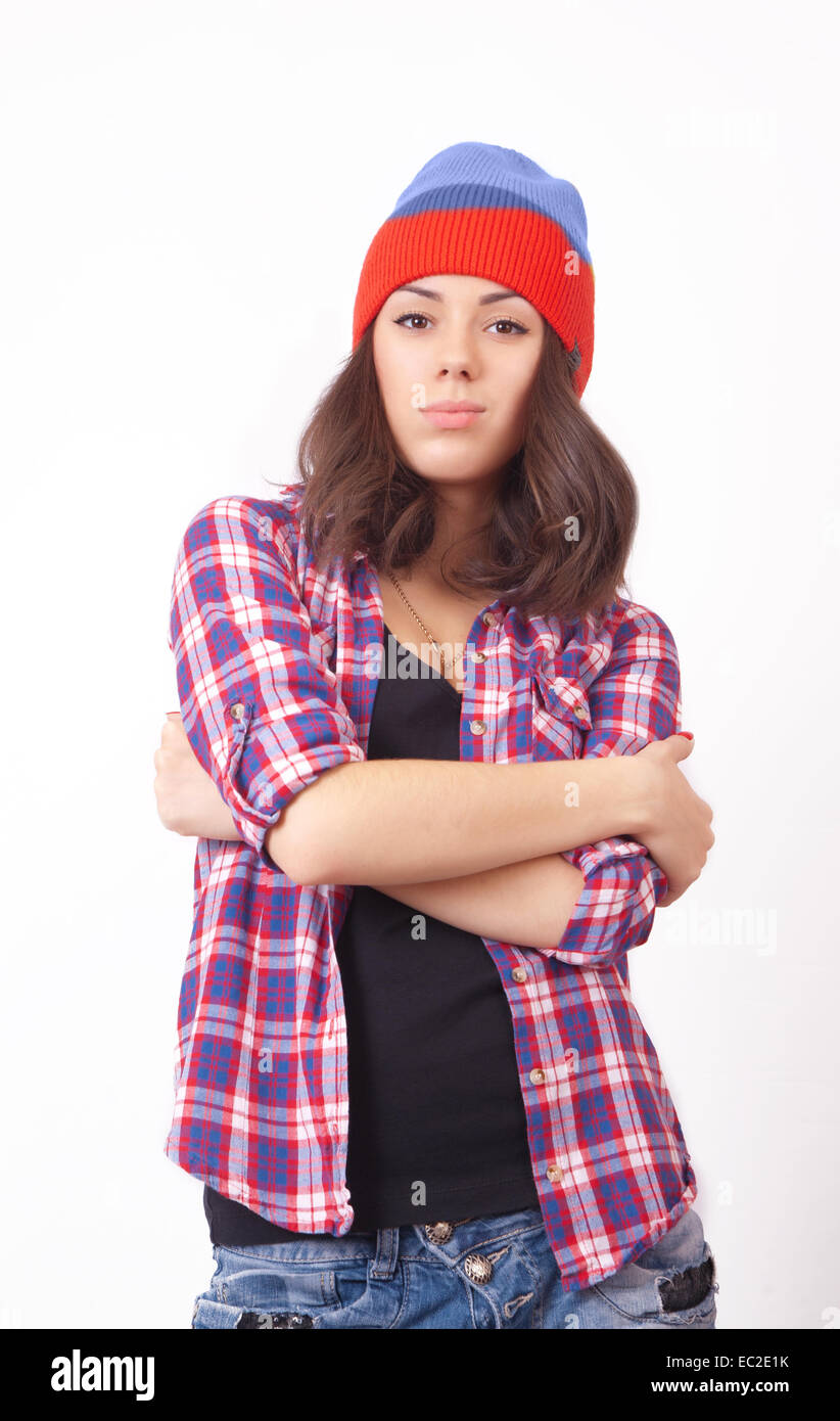 Carino hipster ragazza adolescente con beanie hat in posa guardando la fotocamera Foto Stock