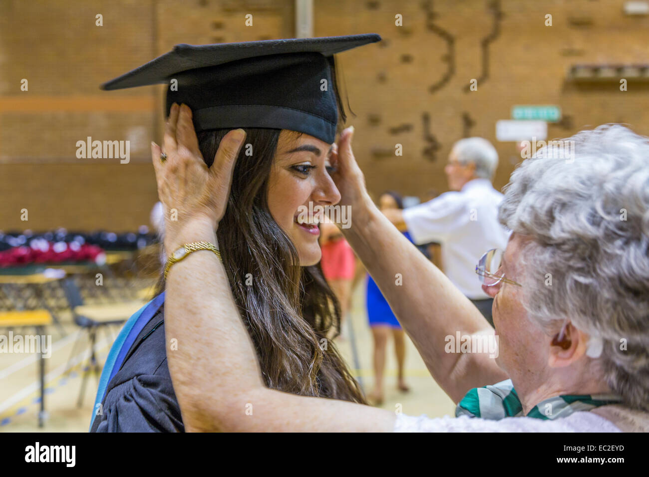 Una studentessa essendo dotato di un tappo di graduazione e camice Nottingham University Nottingham England Regno Unito Foto Stock
