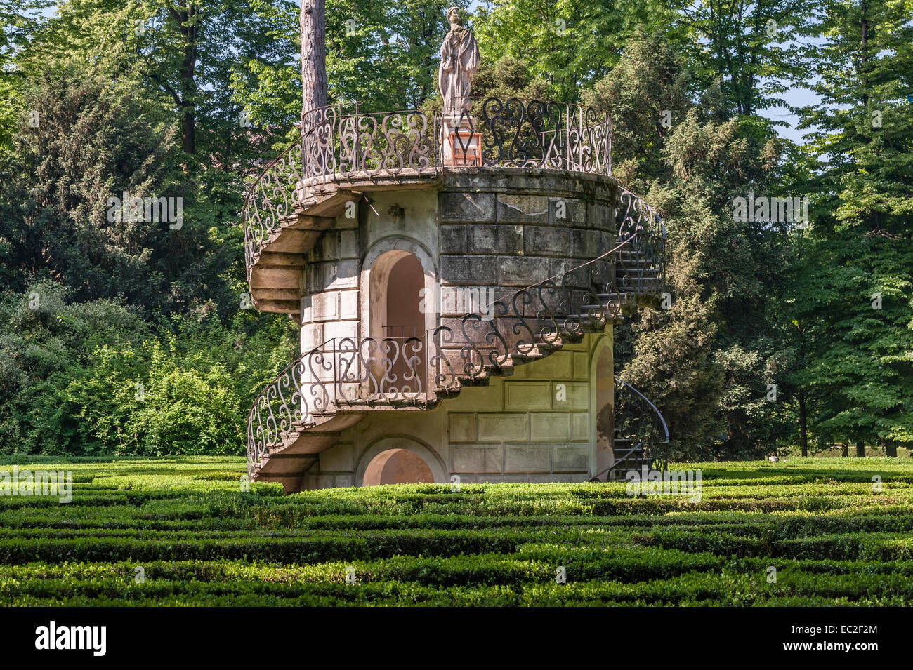 Villa Pisani, Stra, Italia. La torre nel cuore del complesso labirinto di giardini 18c è sormontata da una statua di Minerva, dea della saggezza Foto Stock